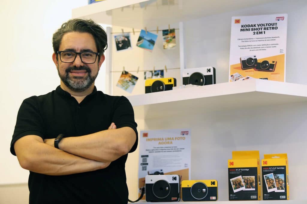 Kodak volta ao Brasil com câmeras instantâneas e impressoras de fotos. Venda exclusiva é na Fast Shop. Na foto, Fernando Perfeito