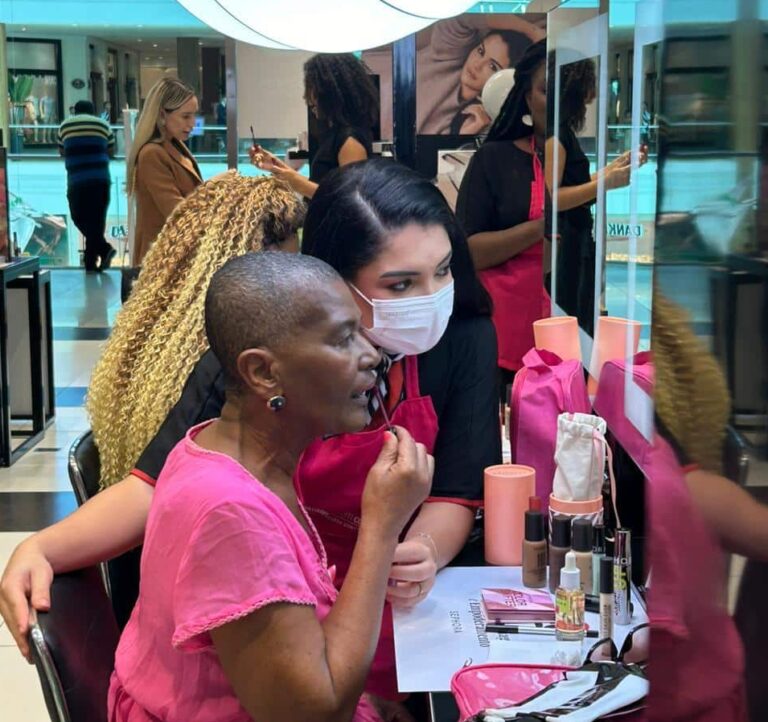 A parceria entre o Instituto ABIHPEC e a Sephora entra em uma nova fase, marcada pelo apoio às mulheres em tratamento oncológico.