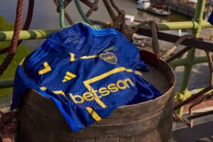 O Boca Juniors apresentou seu novo uniforme, patrocinado pela Betsson, que celebra seu 119º aniversário e é inspirado na bandeira sueca.