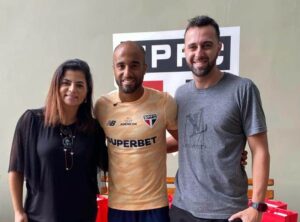 A AIWA promoveu uma ação com um dos ícones do futebol paulista, o capitão Lucas Moura, do São Paulo Futebol Clube.