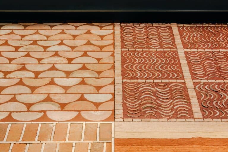 Hermès apresenta "conexão com a terra" com instalação única de piso na Milan Desing Week 2024