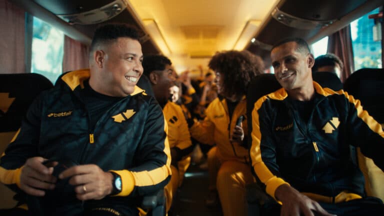 A Betfair lançou nova campanha estrelada pelos embaixadores da marca e pentacampeões com a Seleção Brasileira, Ronaldo e Rivaldo.