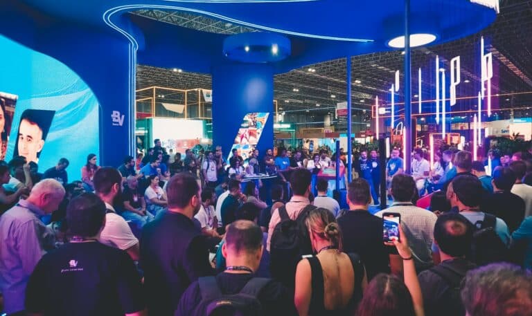 O banco BV é, pelo segundo ano consecutivo, um dos patrocinadores do Web Summit Rio, que acontece no Riocentro, no Rio de Janeiro.  