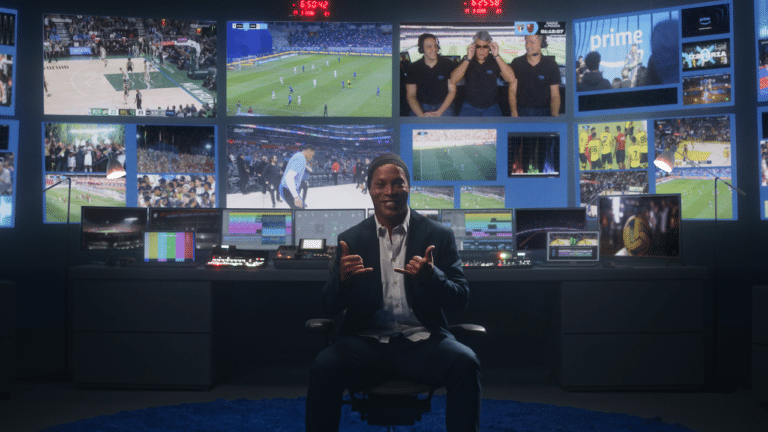 A nova campanha do Prime Video, estrelada por Ronaldinho Gaúcho, apresenta os dotes do ex-jogador de futebol como um coach irreverente.