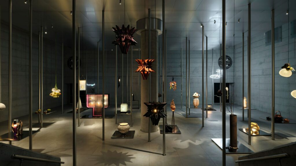 Loewe cria uma coleção de luminárias artesanais para Milan Design Week 2024