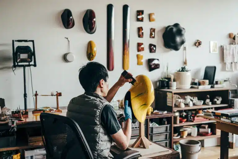 Loewe cria uma coleção de luminárias artesanais para Milan Design Week 2024