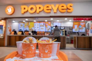 O Popeyes está presenteando seus consumidores com mais uma distribuição de mini-filés, dessa vez, em dez lojas no Brasil. 