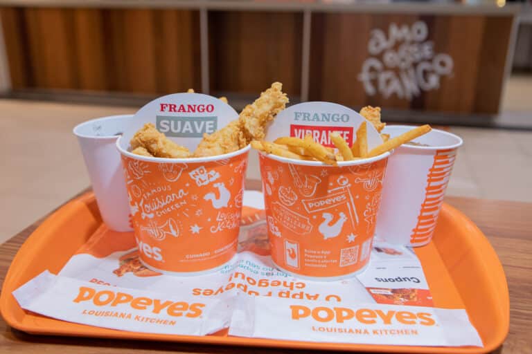 A POPEYES, rede especializada em frango frito, se uniu ao Podpah para uma parceria estratégica e importante para a marca.