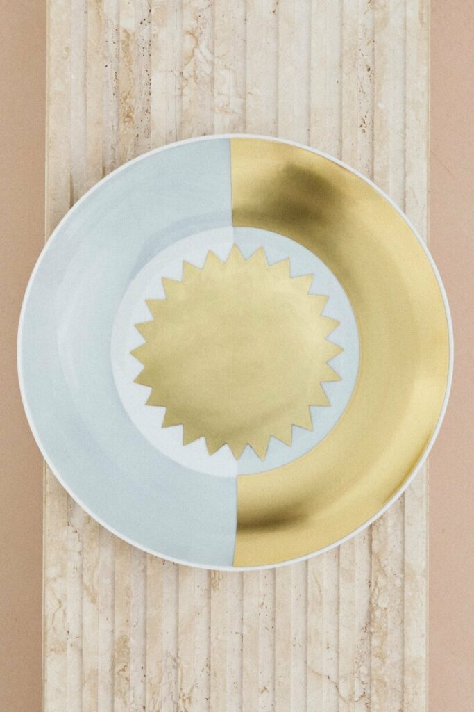 Saint Laurent apresenta pratos de porcelana inspirados na visão de Ponti na Milan Design Week 2024
