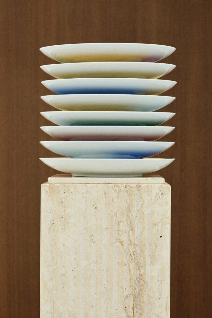 Saint Laurent apresenta pratos de porcelana inspirados na visão de Ponti na Milan Design Week 2024