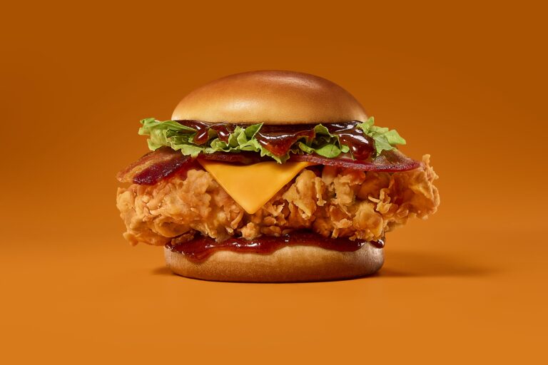 Popeyes apresenta novos produtos, preparados com seu frango frito marinado por 12 horas, para comemorar a parceria junto a NBA em 2024.