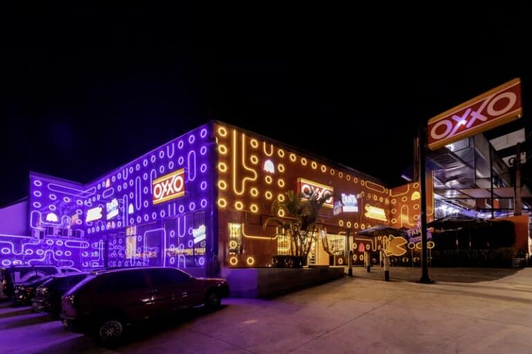 O OXXO transforma a fachada de sua loja em uma grande máquina de videogame para o lançamento da Fanta Pac-Man.