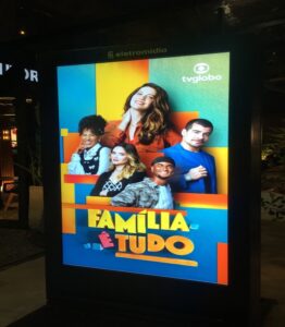 A Eletromidia e a Rede Globo de Televisão firmaram uma parceria para a nova novela das 19h, "Família É Tudo", que estreou em março.