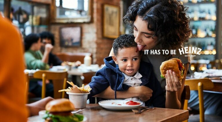 A nova campanha da Heinz retrata pessoas em situações “nada convencionais”, dispostas a ir mais longe pela última gota de Ketchup Heinz.