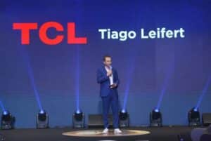 A TCL acaba de anunciar parceria de um ano com Tiago Leifert, que assume o papel de embaixador da marca no Brasil.