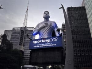 A Sportingbet decidiu intensificar sua campanha de reposicionamento em parceria com a DPZ, e investe em um OOH.