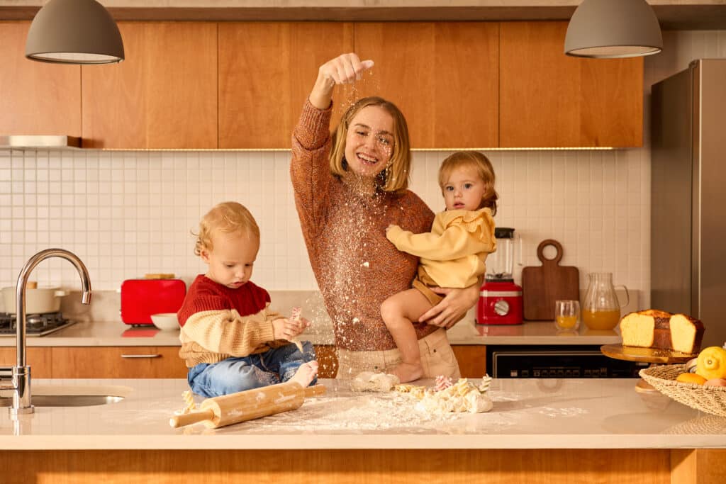 Como cúmplice das mulheres, a Renner lança uma campanha de Dia das Mães que incentiva a maternidade possível, com menos autocobrança.