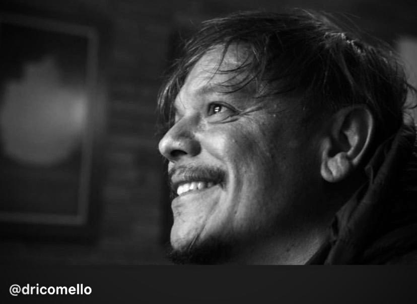 Figura conhecida na direção de vídeoclipes e grandes campanhas publicitárias, o cineasta Drico Mello assume como diretor de cena da Santeria.