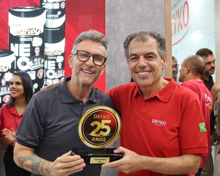 Ex-jogador Neto fomenta imagem de linha de materiais impermeabilizantes da DRYKO.