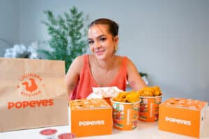 Popeyes convoca Mel Maia para distribuir frango frito de graça nos dias 24 e 25 de maio