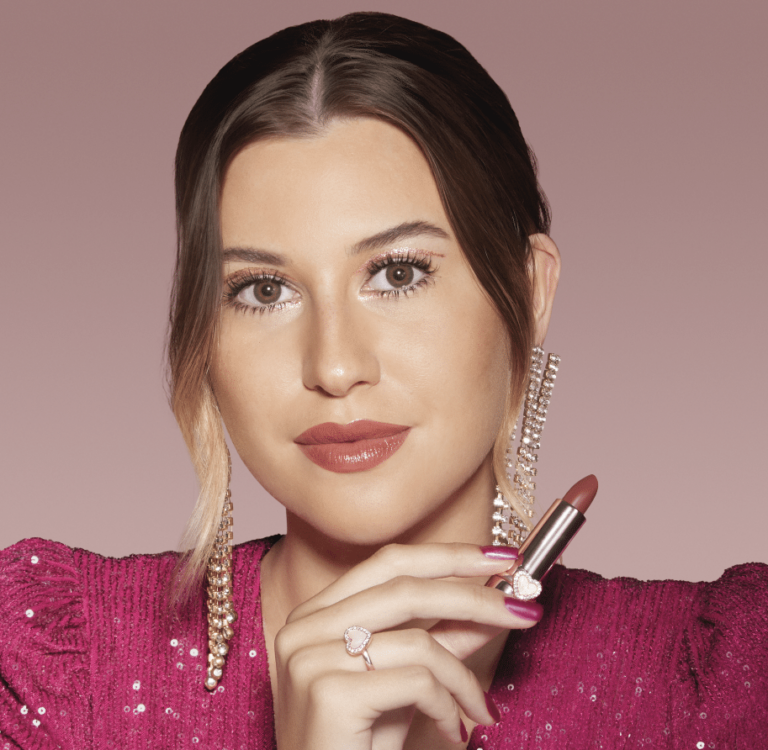 Niina Secrets está celebrando seu trigésimo aniversário com uma coleção comemorativa de produtos que refletem seu estilo inconfundível.