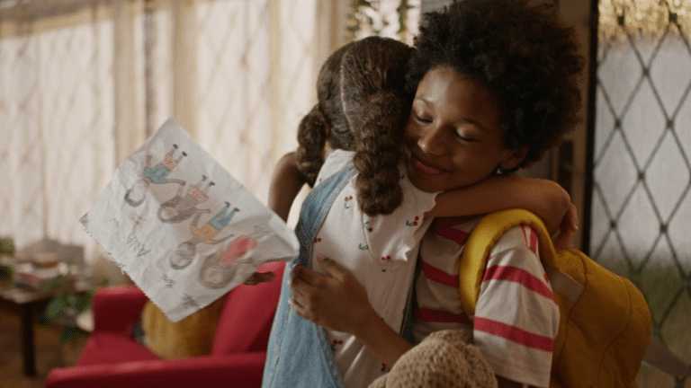 A companhia Faber-Castell acredita que, com a adoção, mais cores podem colorir novas histórias neste Dia das Mães.