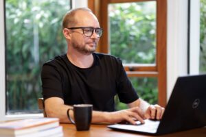 Nos últimos meses, o Google tem realizado constantes atualizações em seu algoritmo de busca, impactando significativamente a classificação dos sites nos resultados de pesquisa.