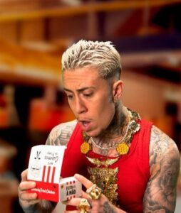 O KFC acaba de lançar uma campanha digital com o cantor MC Daniel, em um viés divertido e provocador, ligado aos "Cubinhos de Frango".