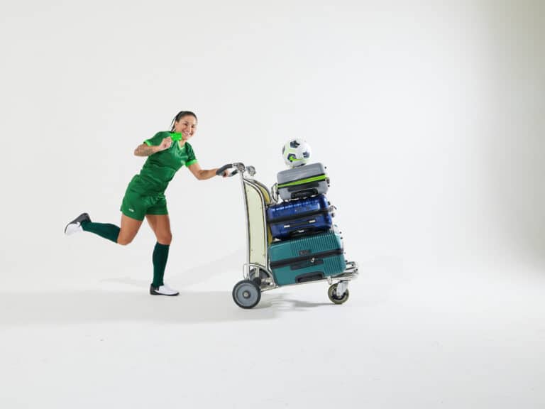 A Wise lançou uma campanha nacional em parceria com a Visa, com peças com Debinha, jogadora de futebol e membro do Team Visa.