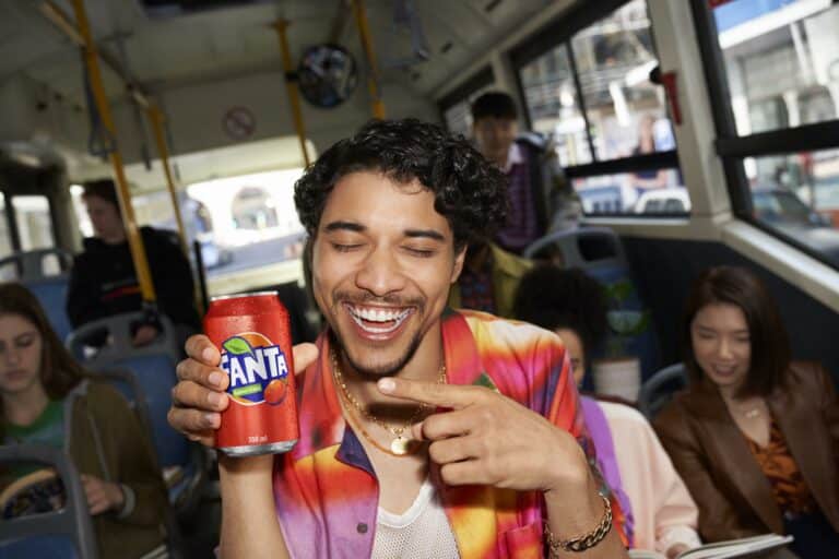 A Fanta, conhecida por sua variedade de sabores, apresenta a versão Caju, o mais novo integrante da família Fanta.