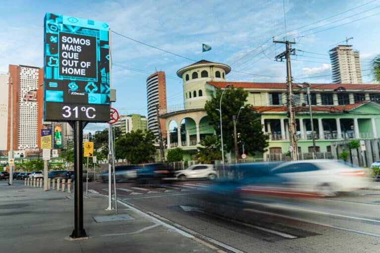 A JCDecaux irá expandir sua atuação digital para Fortaleza (CE), com a comercialização de 40 novos relógios de rua dupla-face.