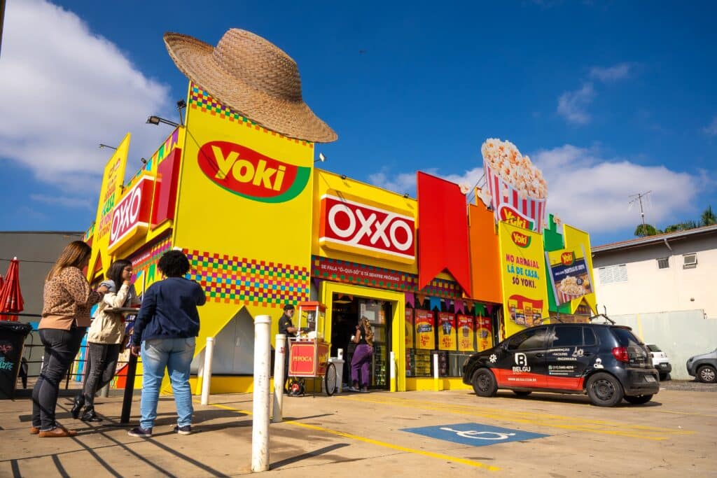 A OXXO e a YOKI decidiram criar uma loja especial temática para o período de Festa Junina, idealizada pela agência Mestiça.