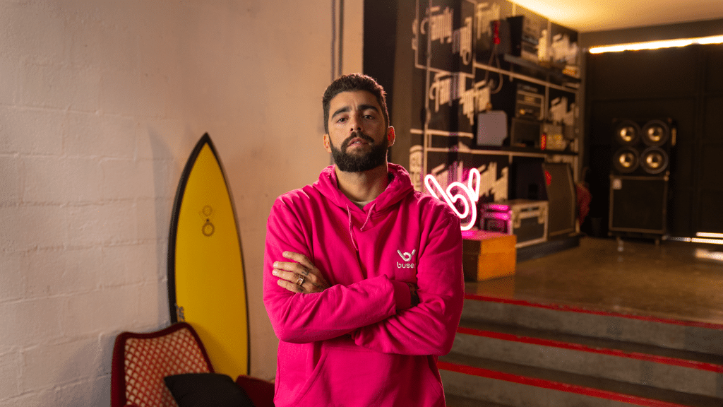 A Buser anuncia, para reforçar seu novo posicionamento de marca, a contratação do surfista Pedro Scooby como o novo embaixador da empresa.