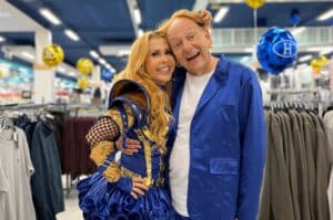 O empresário Luciano Hang apareceu ao lado da cantora Joelma no novo comercial em comemoração aos 38 anos da Havan.