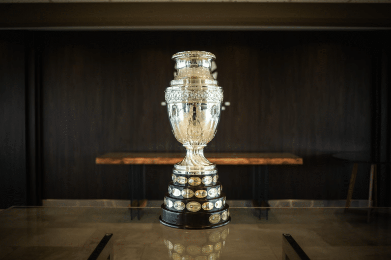 Através de ação promovida pela Betano, a Taça da CONMEBOL Copa América 2024 estará em exposição gratuita em SP e no RJ.