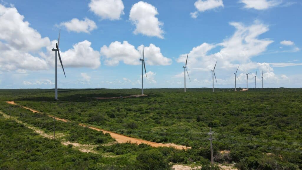 A Ambev acaba de anunciar o marco de ter 100% de suas operações diretas já operando com energia elétrica renovável no Brasil.