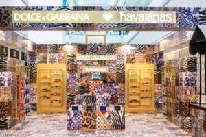 A Havaianas inaugurou, para celebrar sua collab com a Dolce&Gabbana, uma loja exclusiva em São Paulo, no Shopping JK Iguatemi.
