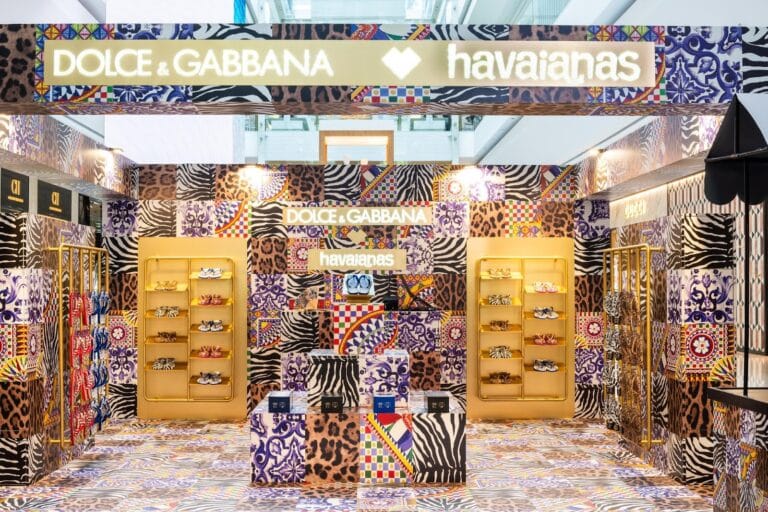 A Havaianas inaugurou, para celebrar sua collab com a Dolce&Gabbana, uma loja exclusiva em São Paulo, no Shopping JK Iguatemi.