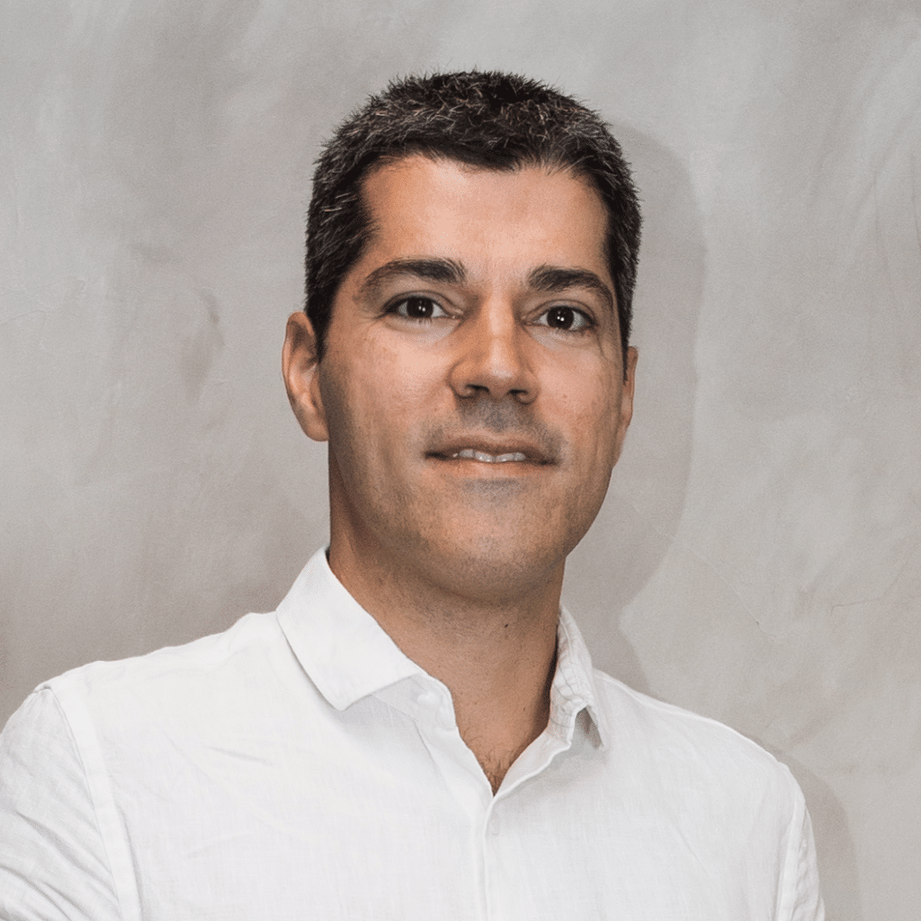 A agência RedDoor anuncia o retorno de Vinicius Veçoso assumindo a posição de Diretor de Criação e Design.