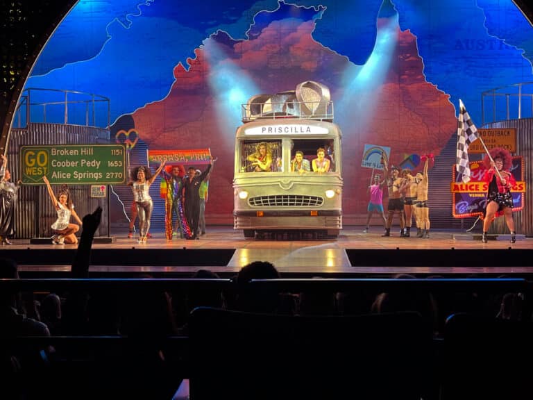 Sem Parar embarca na magia da peça de teatro "Priscilla, Rainha do Deserto" com product placement durante o musical.