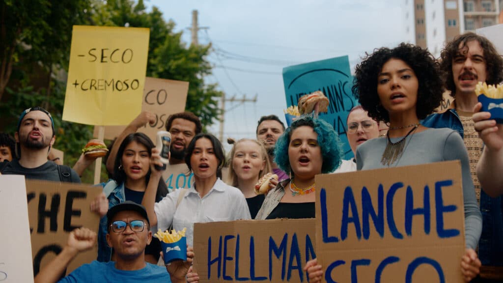 A Hellmann's convida o público a se juntar à sua luta "Por mordidas mais cremosas", em nova campanha lançada.