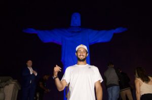 Grande nome do surfe de ondas grandes brasileiro, Lucas Chumbo assinou contrato de embaixador com a WAAW, empresa do DJ Alok.