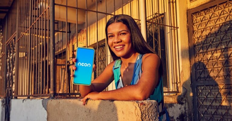 Neon patrocina PerifaCon 2024 e leva marca ao ‘Beco dos Artistas’