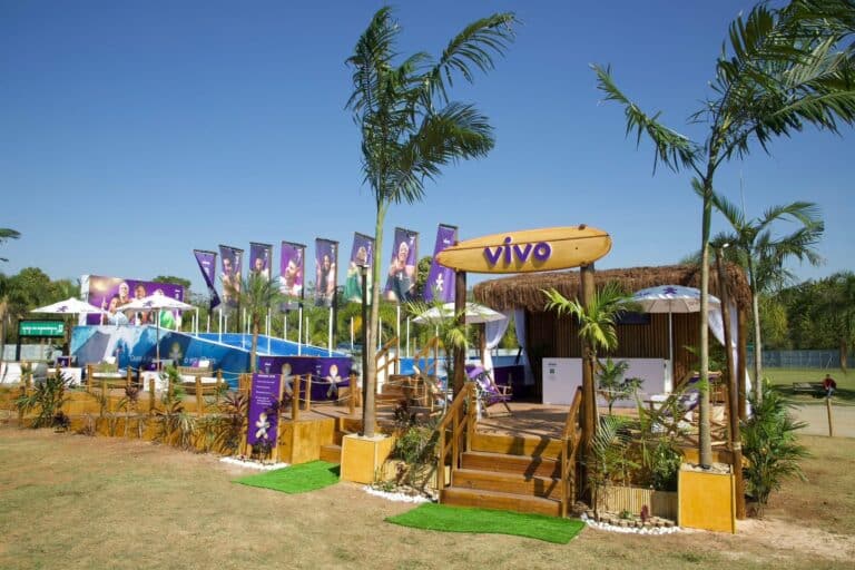 A Vivo convida a torcida brasileira para apoiar os atletas na contagem regressiva para Paris, e testar suas habilidades no surf.