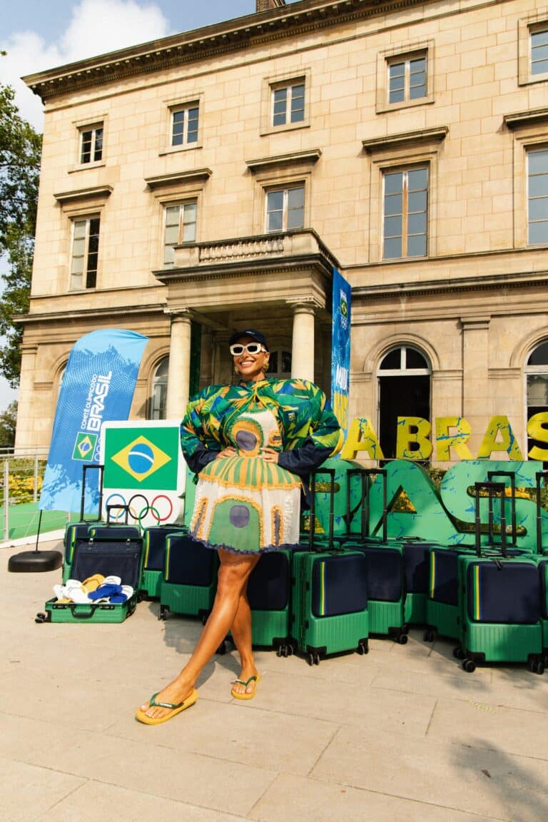 Sabrina Sato revela que as 20 malas levadas a Paris estavam cheias de Havaianas, o uniforme oficial dos brasileiros