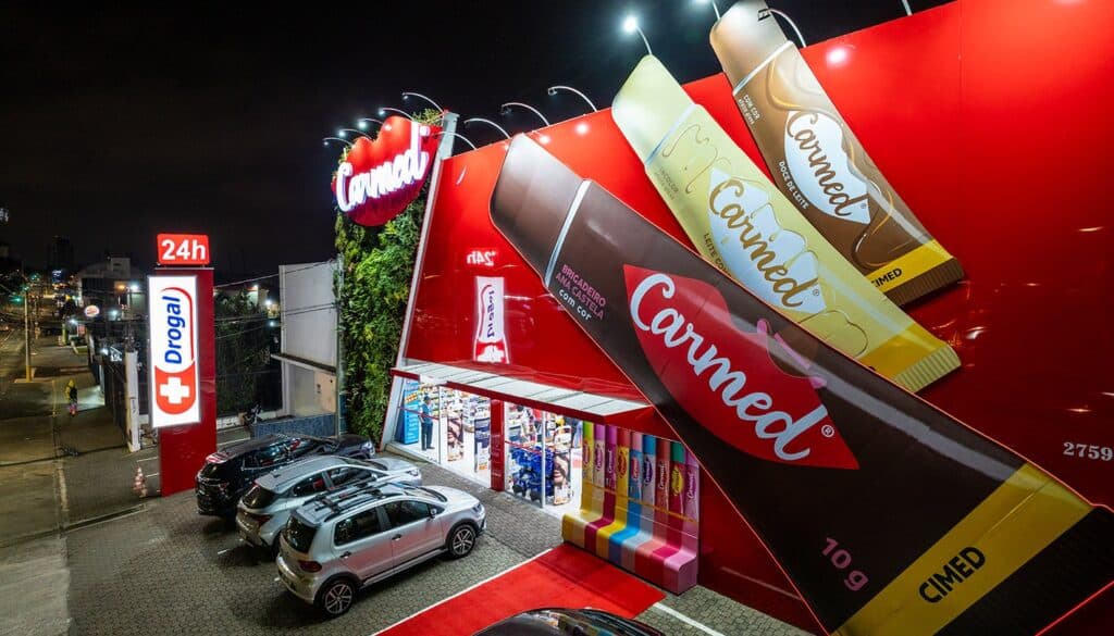 A Cimed estreou uma nova ação de trade marketing, que vai transformar as fachadas de algumas farmácias em uma experiência imersiva da Carmed.
