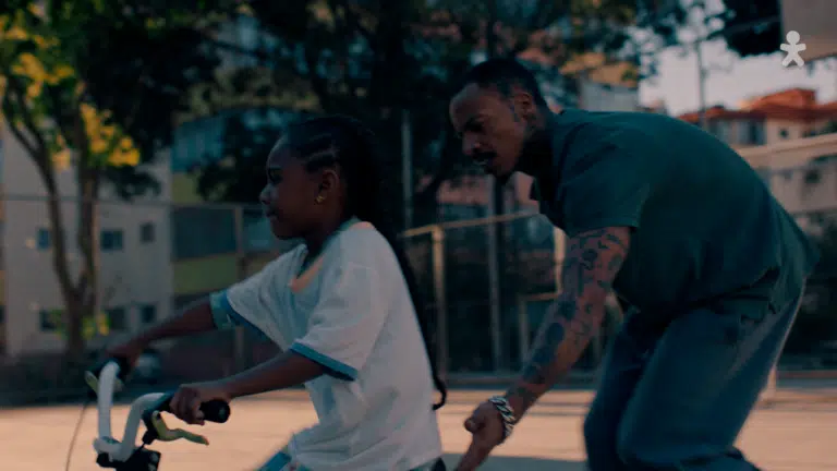 A Vivo estreia sua campanha de Dia dos Pais, enaltecendo representações clássicas da vida dos filhos, sob o apoio do pai/técnico.