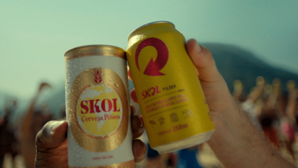 A Skol, cerveja famosa por "descer redondo", presente há 60 anos no mercado brasileiro, lança sua campanha "60 anos descendo redondo".