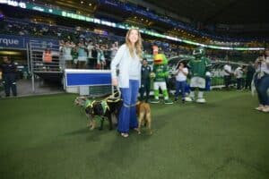 Os jogadores do Plameiras conduziram cães disponíveis para adoção por meio do programa PEDIGREE Adotar é Tudo de Bom.