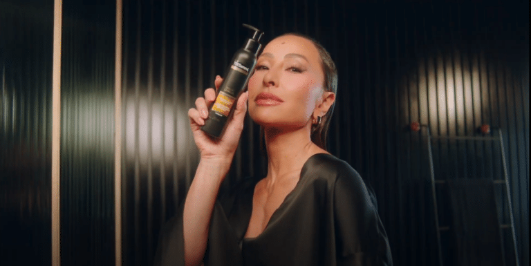 O novo comercial da TRESemmé, vinculado à última campanha da marca, é estrelado por Sabrina Sato, apresentadora e embaixadora da marca.